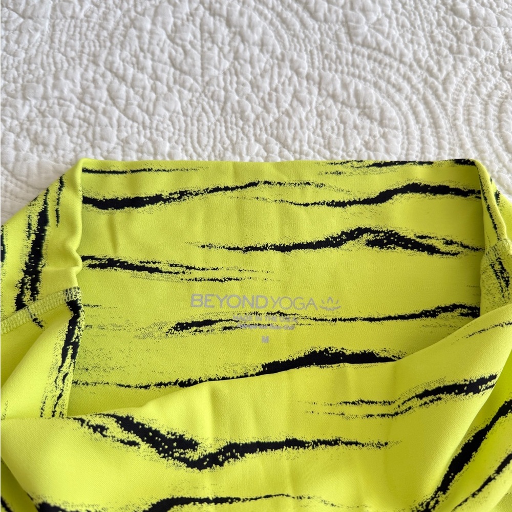 Beyond Yoga Bike Shorts Neon Yellow Zebra Jacquard Size Medium - Picture 7 of 7